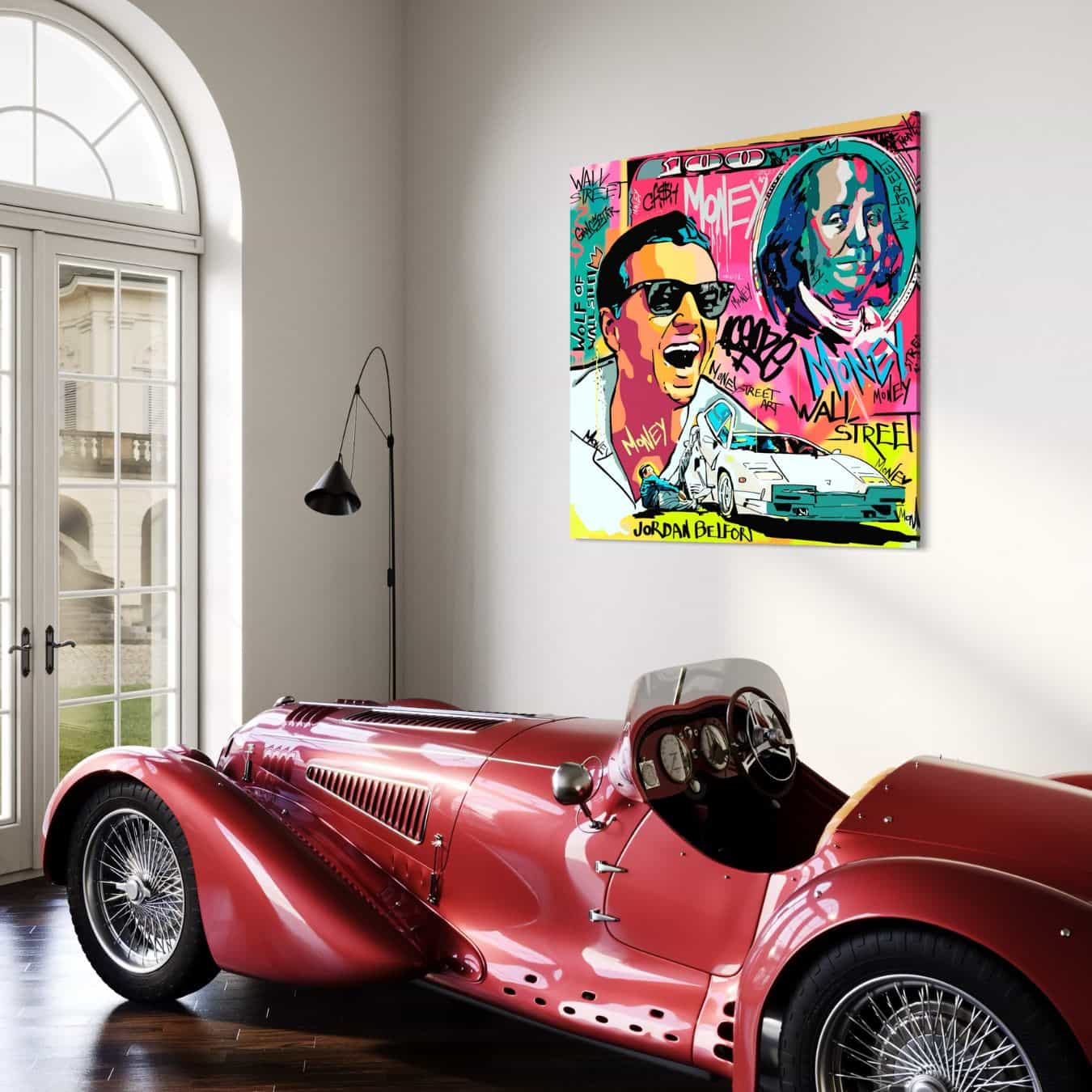 Street art schilderij met auto en geldthema in luxe ruimte.