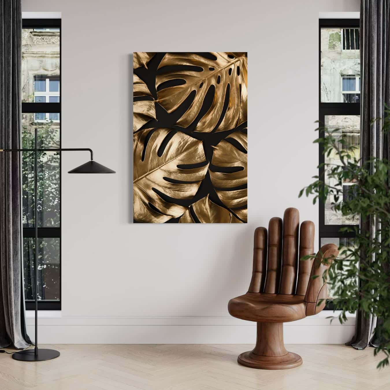 Gouden monstera bladeren schilderij in lichte stijlvolle woonkamer.