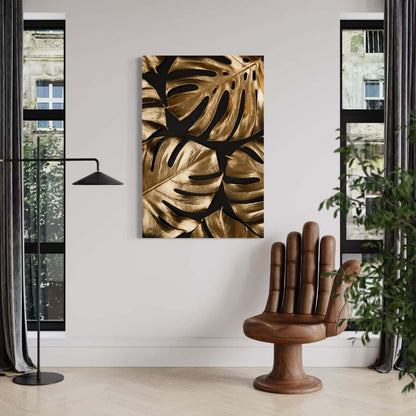 Gouden monstera bladeren schilderij in lichte stijlvolle woonkamer.