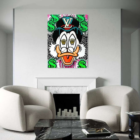 Popart wanddecoratie op plexiglas in stijlvolle witte woonkamer.