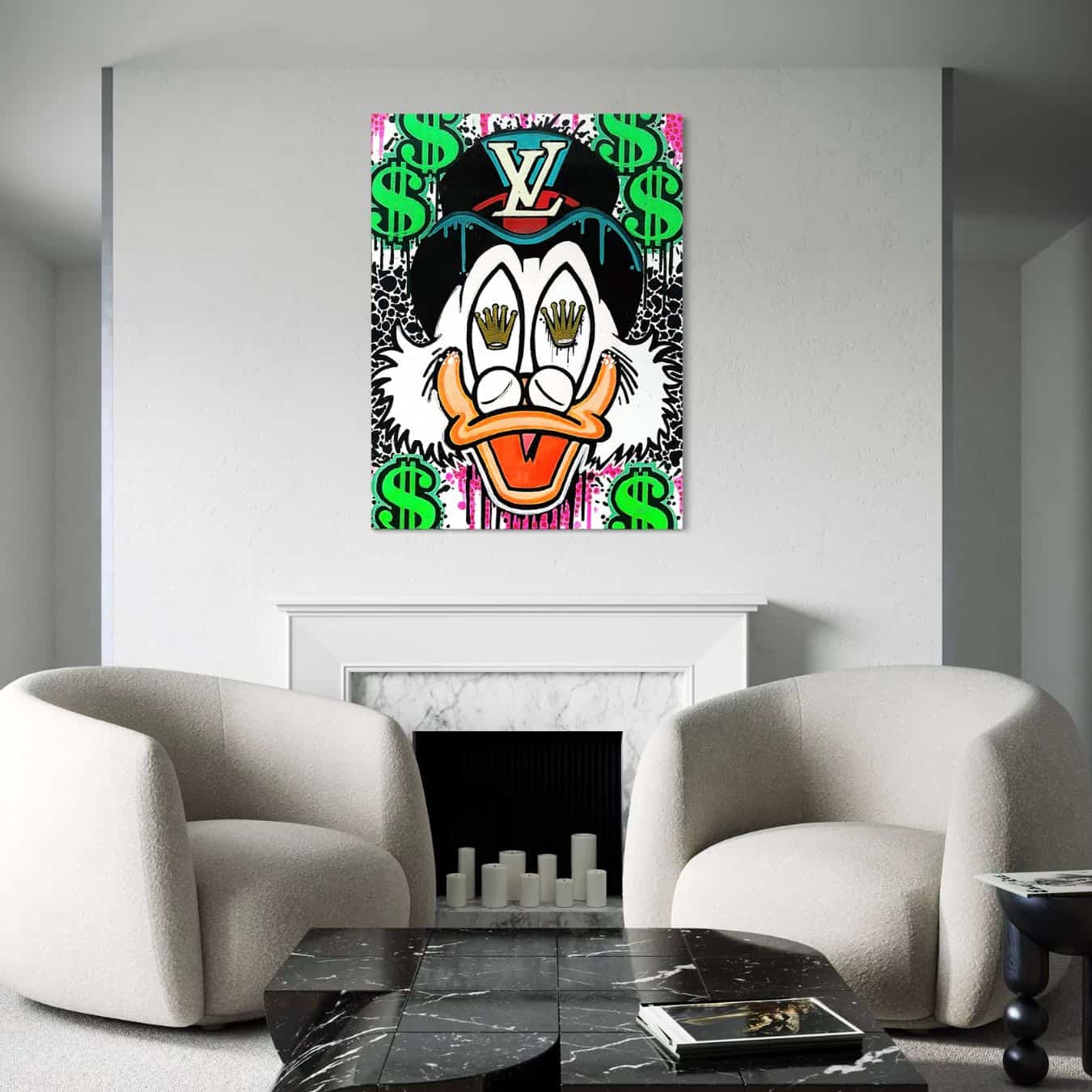 Popart wanddecoratie op plexiglas in stijlvolle witte woonkamer.