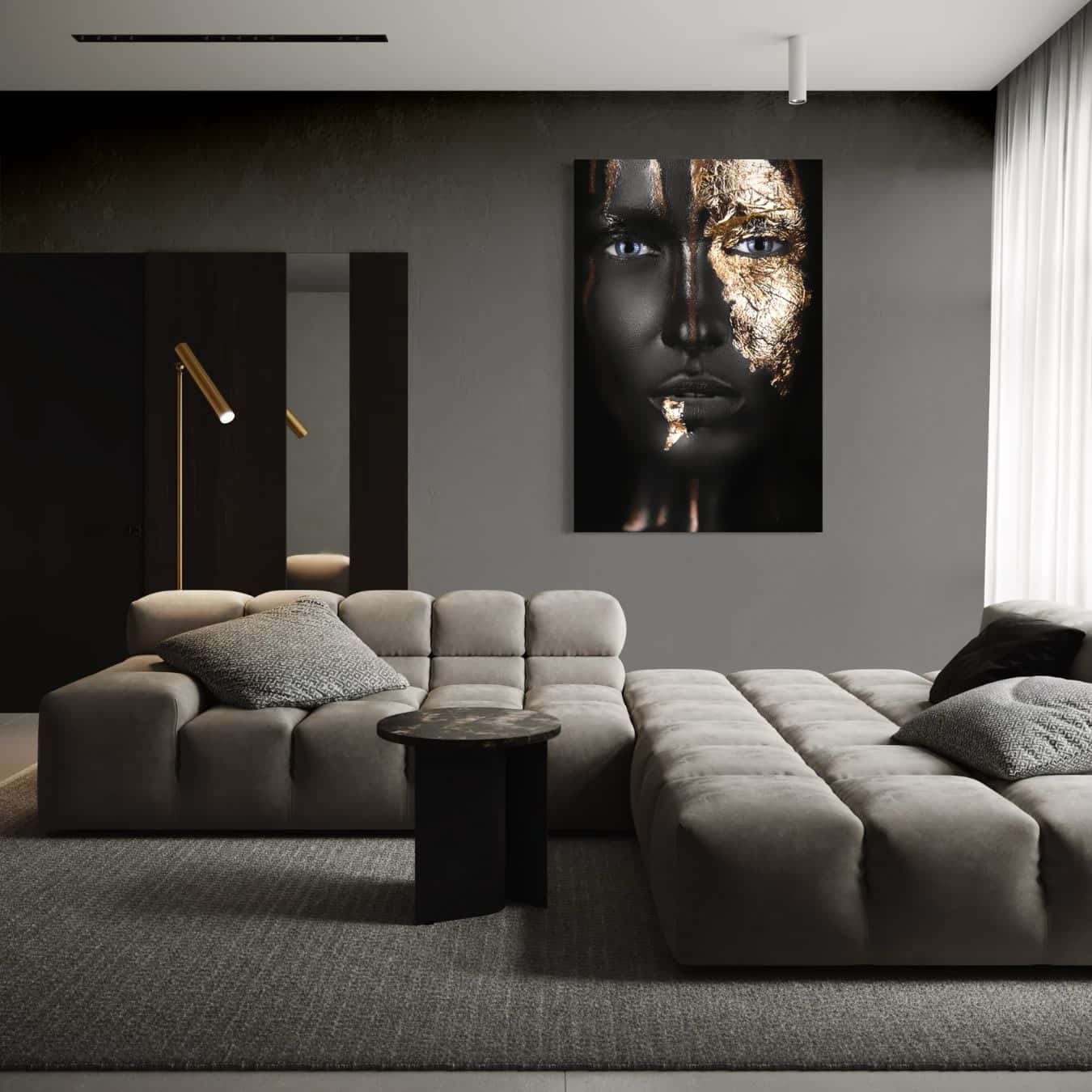 Dibond wanddecoratie van vrouwengezicht met goud in modern interieur.
