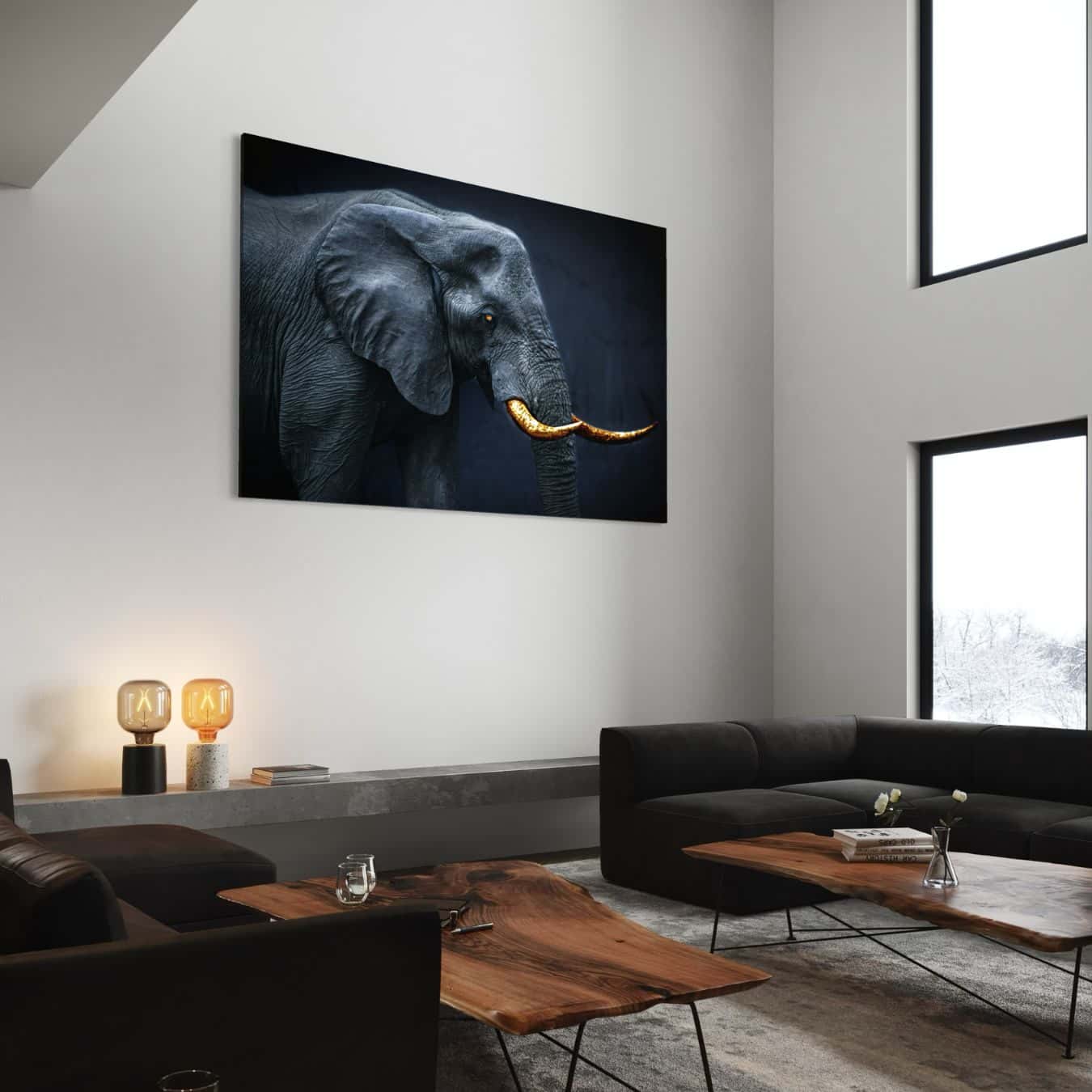 Groot olifant portret met gouden slagtanden in woonkamer met hoog plafond.