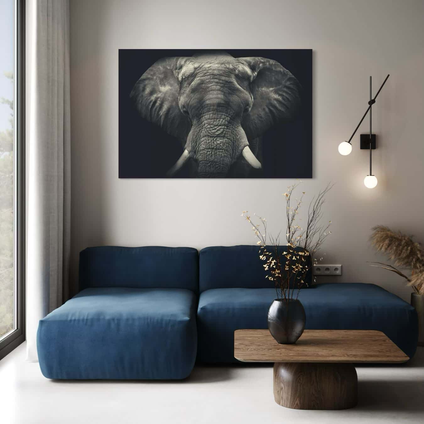 Moderne zithoek met blauwe hoekbank en krachtig zwart-wit schilderij van olifant