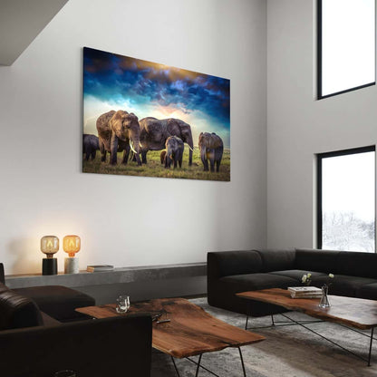 Grote open woonkamer met hoge ramen en olifanten schilderij als eyecatcher aan de muur