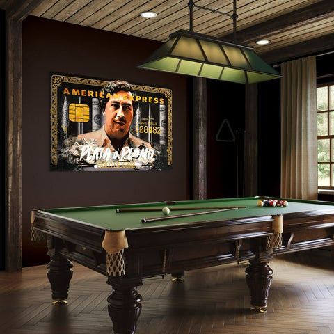 Canvas schilderij van Pablo Escobar als opvallende gangster kunst boven pooltafel.