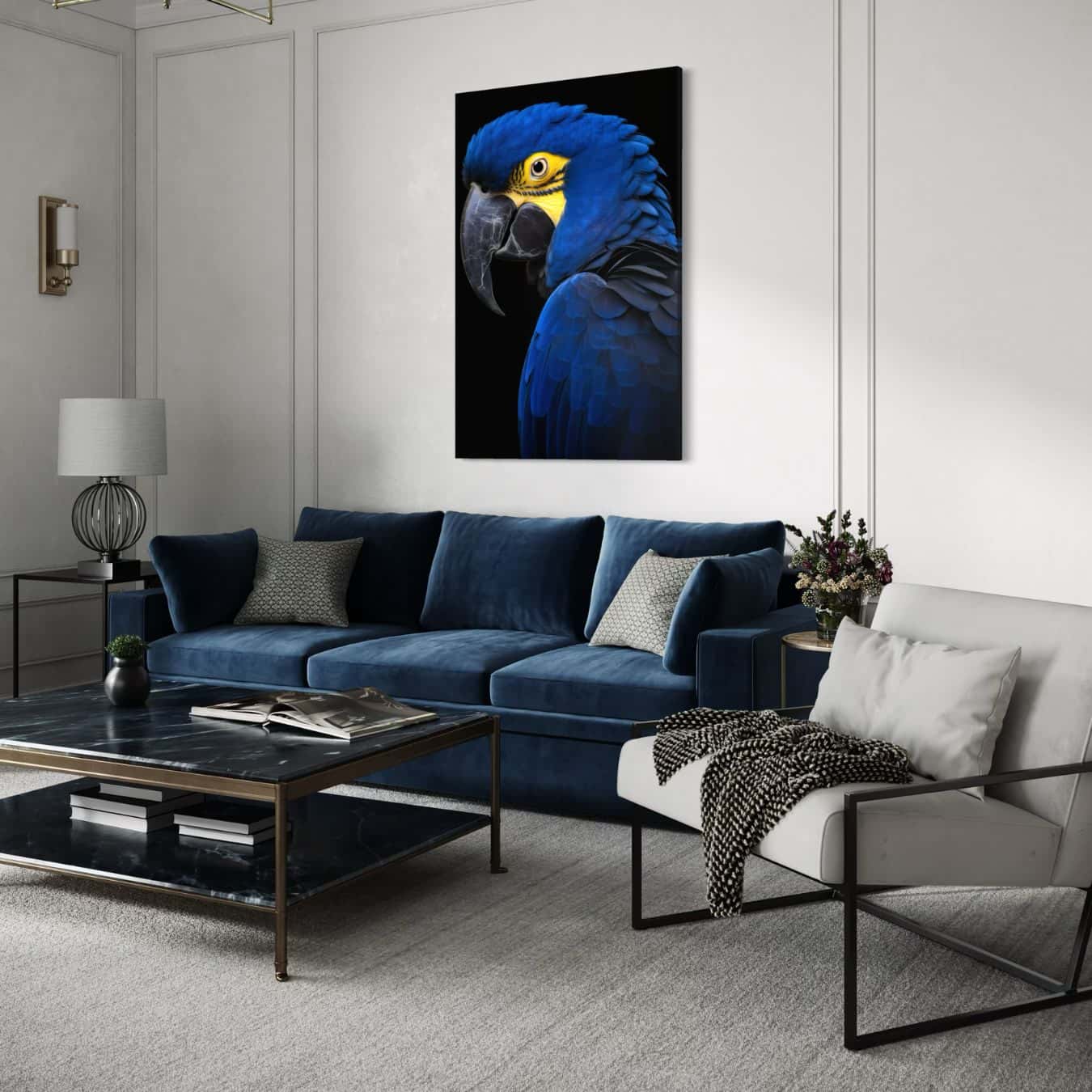 Papegaai muurdecoratie op stijlvolle grijze woonkamer muur