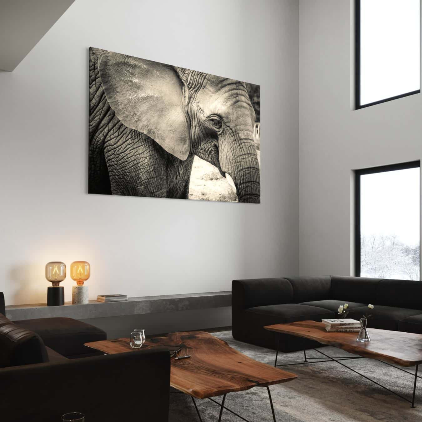 Groot olifanten schilderij in sepia in woonkamer met hoog plafond.