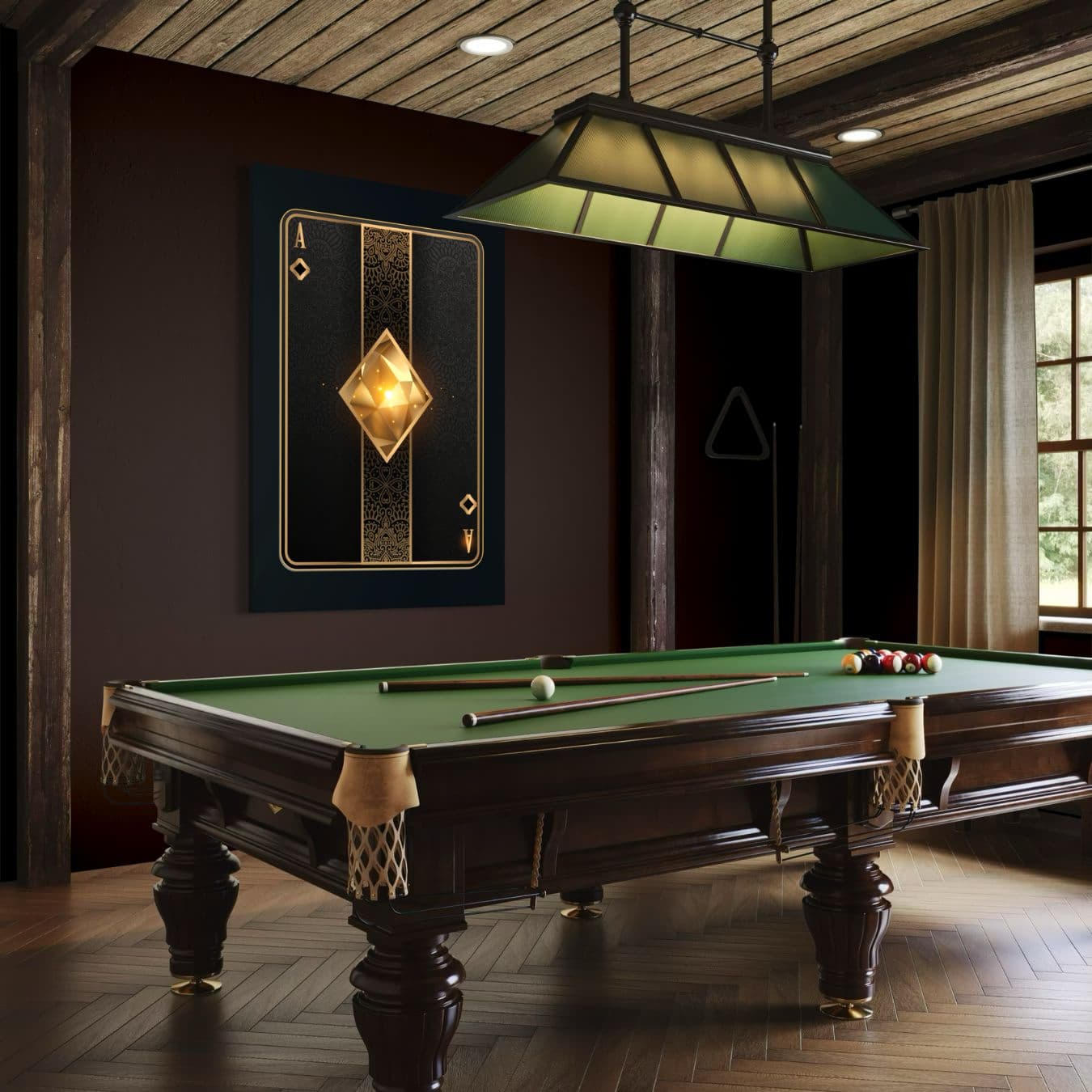 Ruiten aas kaart in goud gedrukt op plexiglas boven biljarttafel.