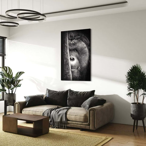 plexiglas schilderij van een orang oetan opgehangen in een woonkamer