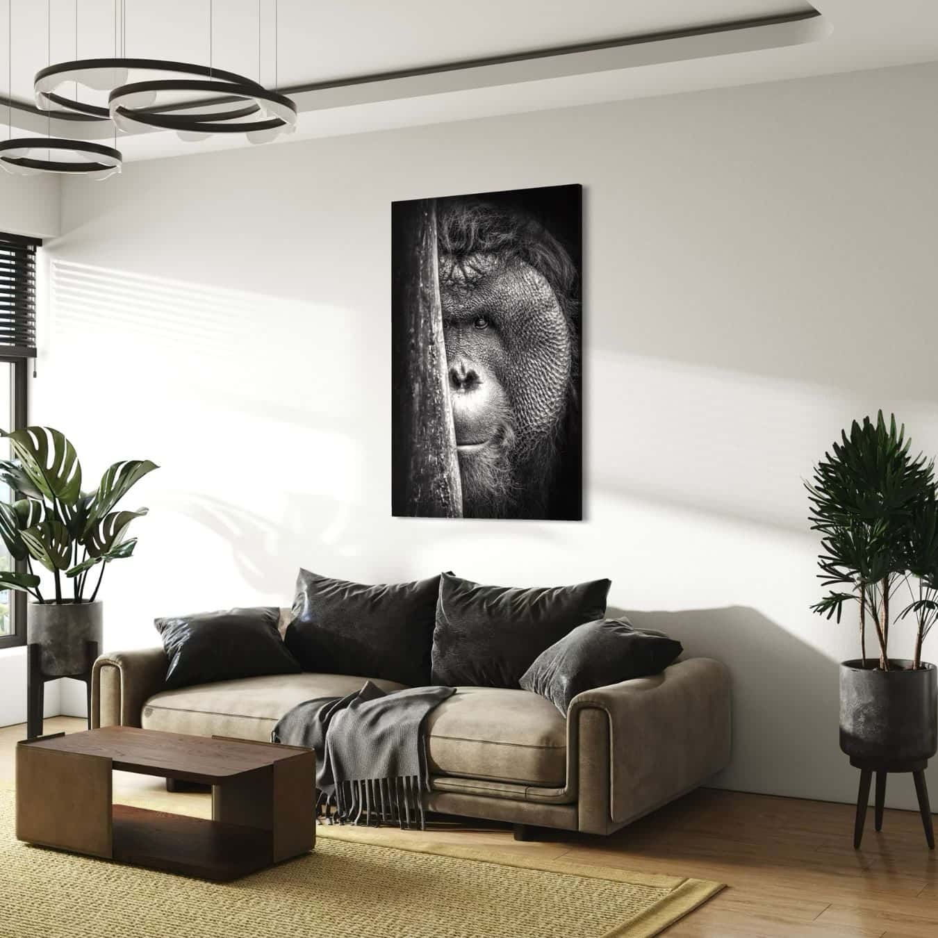 plexiglas schilderij van een orang oetan opgehangen in een woonkamer