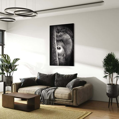 plexiglas schilderij van een orang oetan opgehangen in een woonkamer