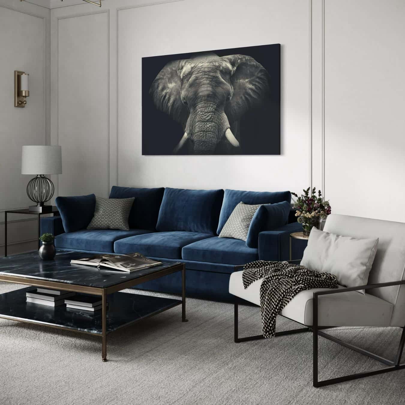 Klassiek ingerichte woonkamer met blauwe bank en zwart-wit schilderij van een frontaal kijkende olifant