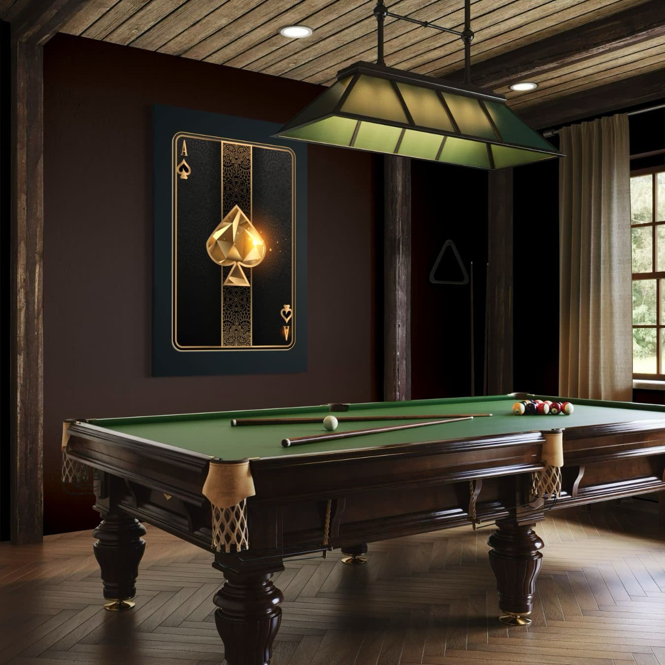 Gouden schoppen aas kaart op plexiglas als decor bij pooltafel.