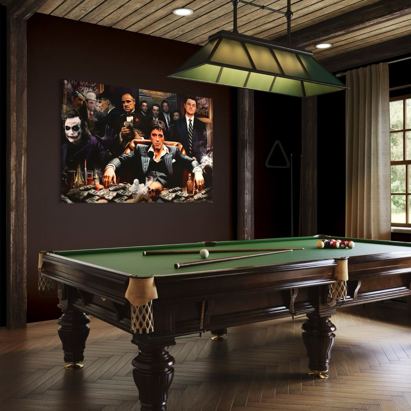 Wanddecoratie met Scarface en Joker op canvas boven klassieke biljarttafel.