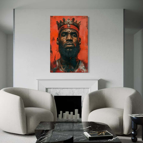 Kunstwerk van basketballer met kroon in lichte woonkamer. 
