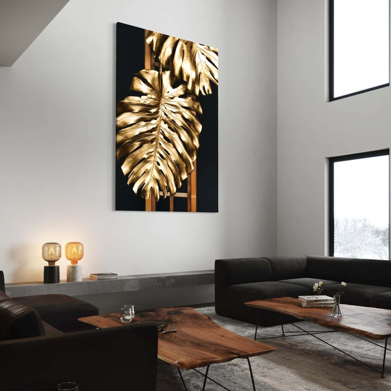 Gouden bladeren als wanddecoratie in stijlvol licht interieur geplaatst