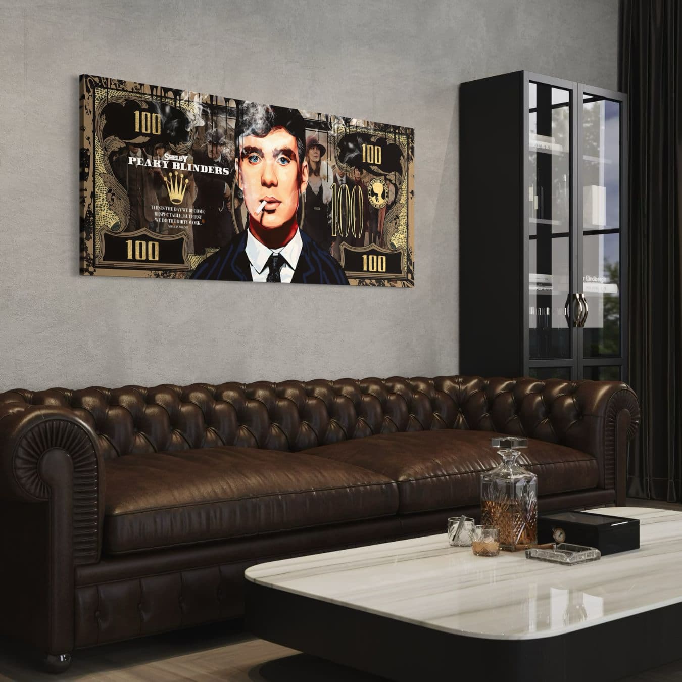 Dibond wanddecoratie met Shelby portret boven bruine leren bank
