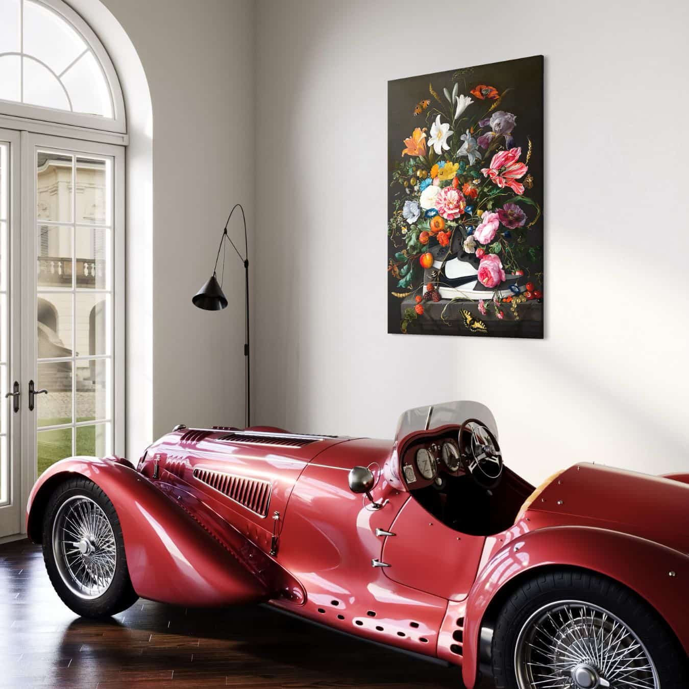 Sneaker schilderij met bloemen als wanddecoratie naast oldtimer auto
