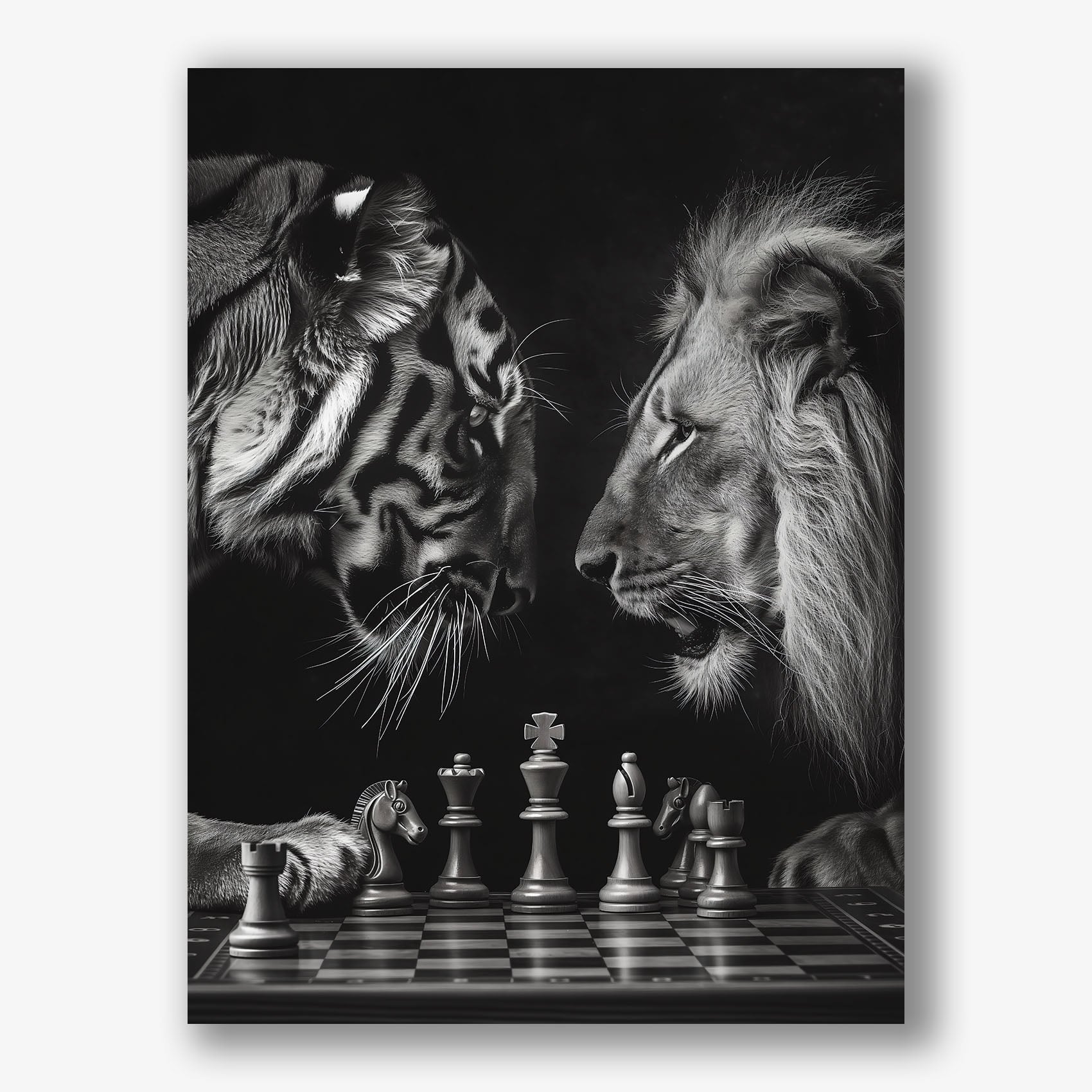 Zwart wit schilderij van tijger en leeuw met schaakbord decoratie.