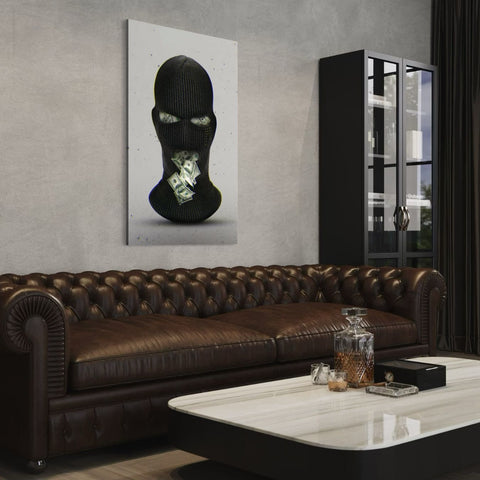 Urban stijl muurdecoratie met masker en geld in industrieel interieur.