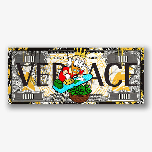 Schilderij met cartoonfiguur die geld strijkt op luxe Versace dollarbiljet