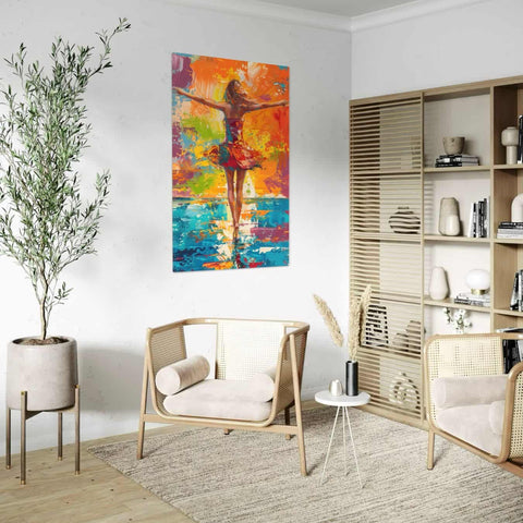 Abstract schilderij van dansende vrouw in rode jurk aan de muur in woonkamer