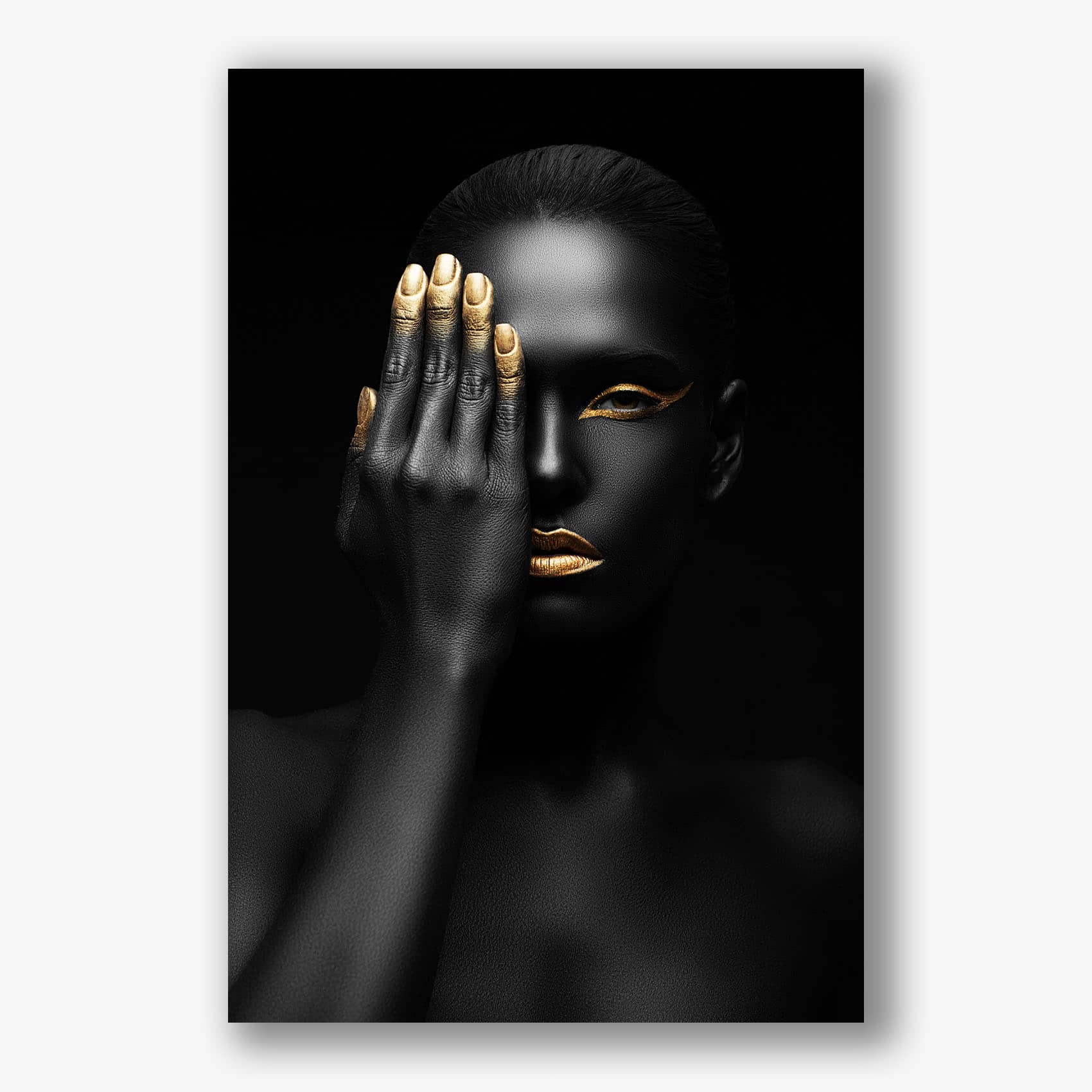 Portret van vrouw met gouden oogmake-up en hand over gezicht.