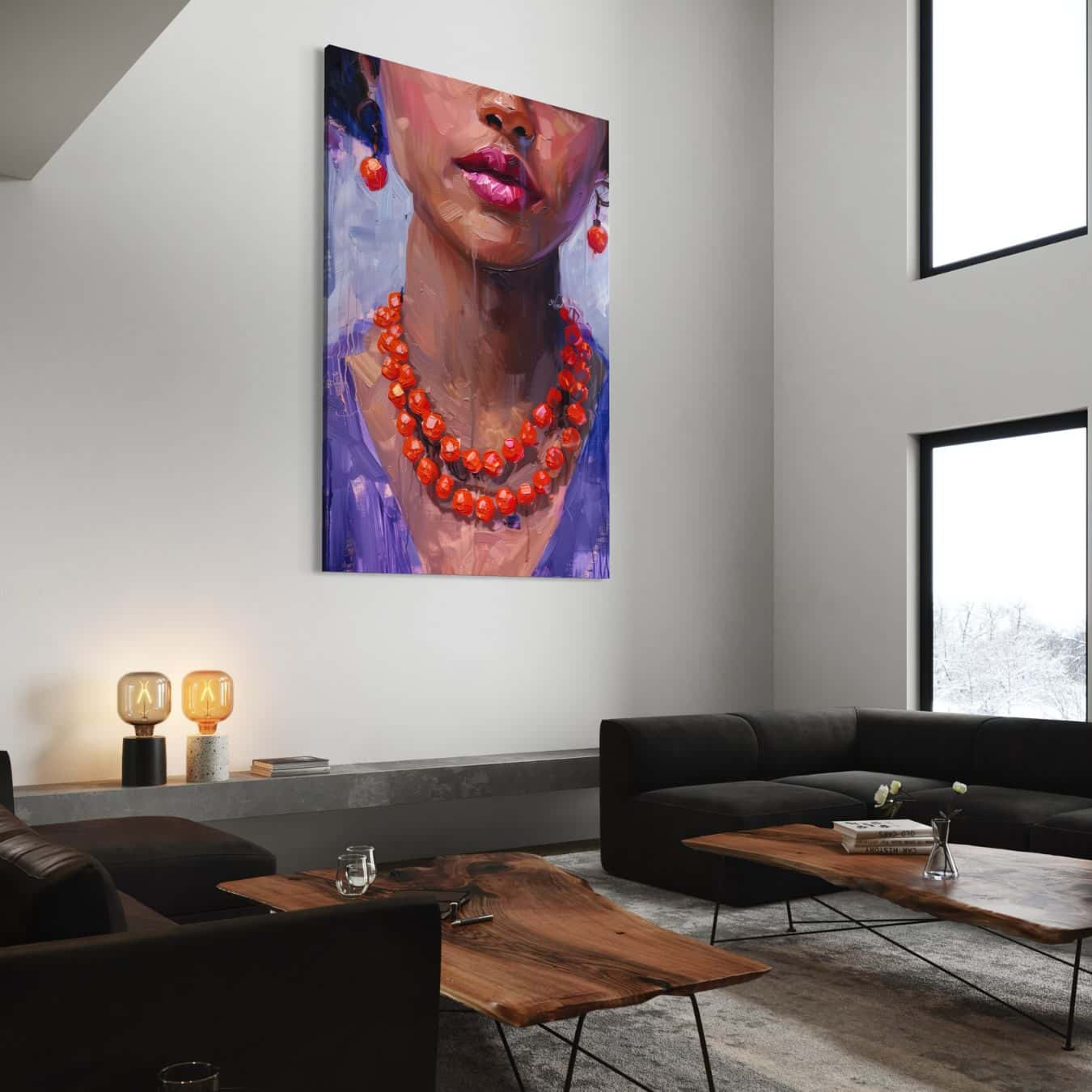 Abstract schilderij van een vrouw met rode ketting aan de muur in een moderne woonkamer