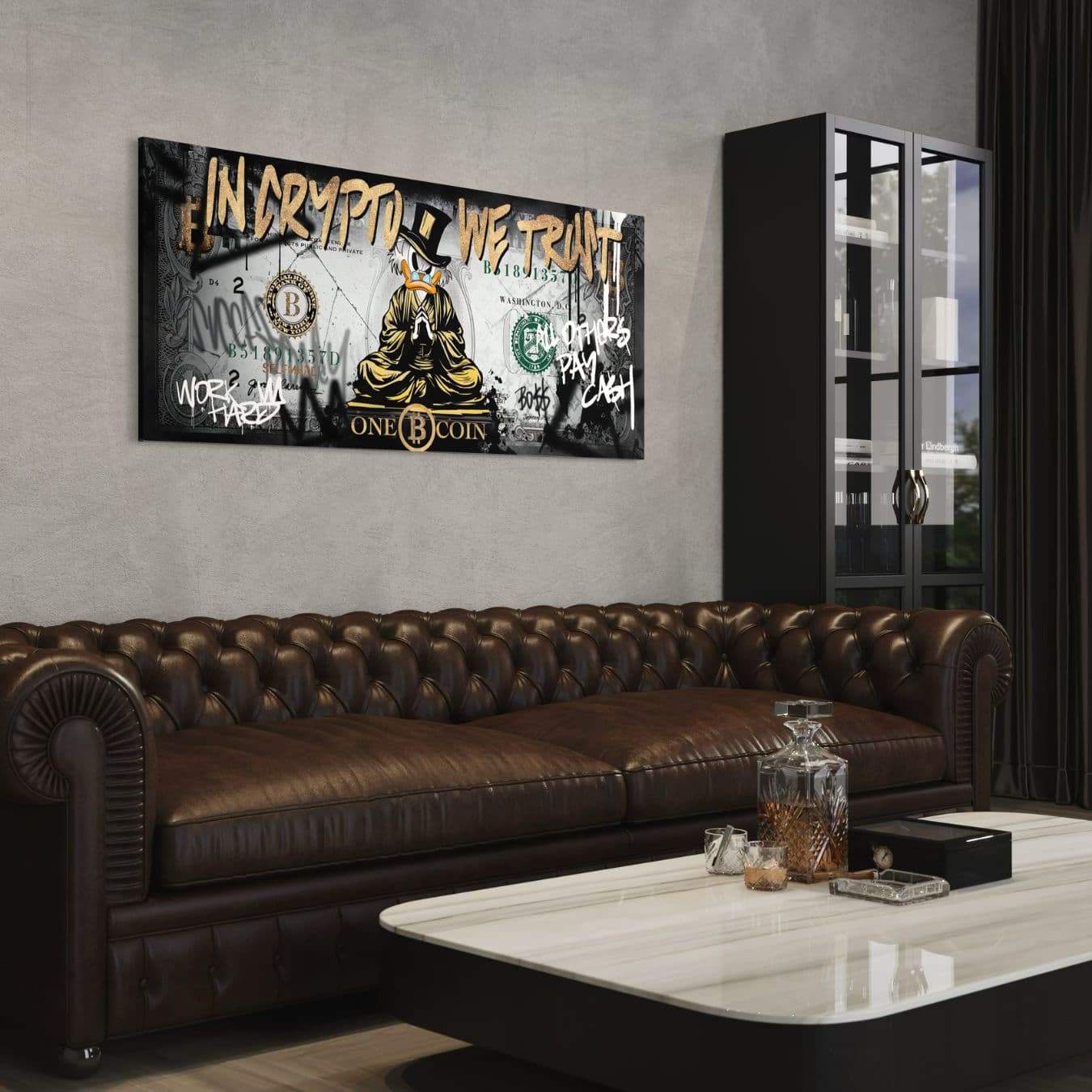 Stoere muurdecoratie met bitcoin kunst boven leren bank interieur