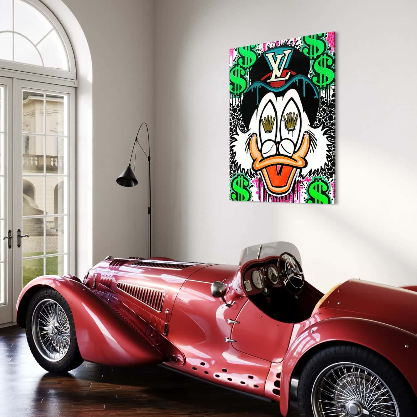 Schilderij met Dagobert Duck in luxe ruimte naast oldtimer