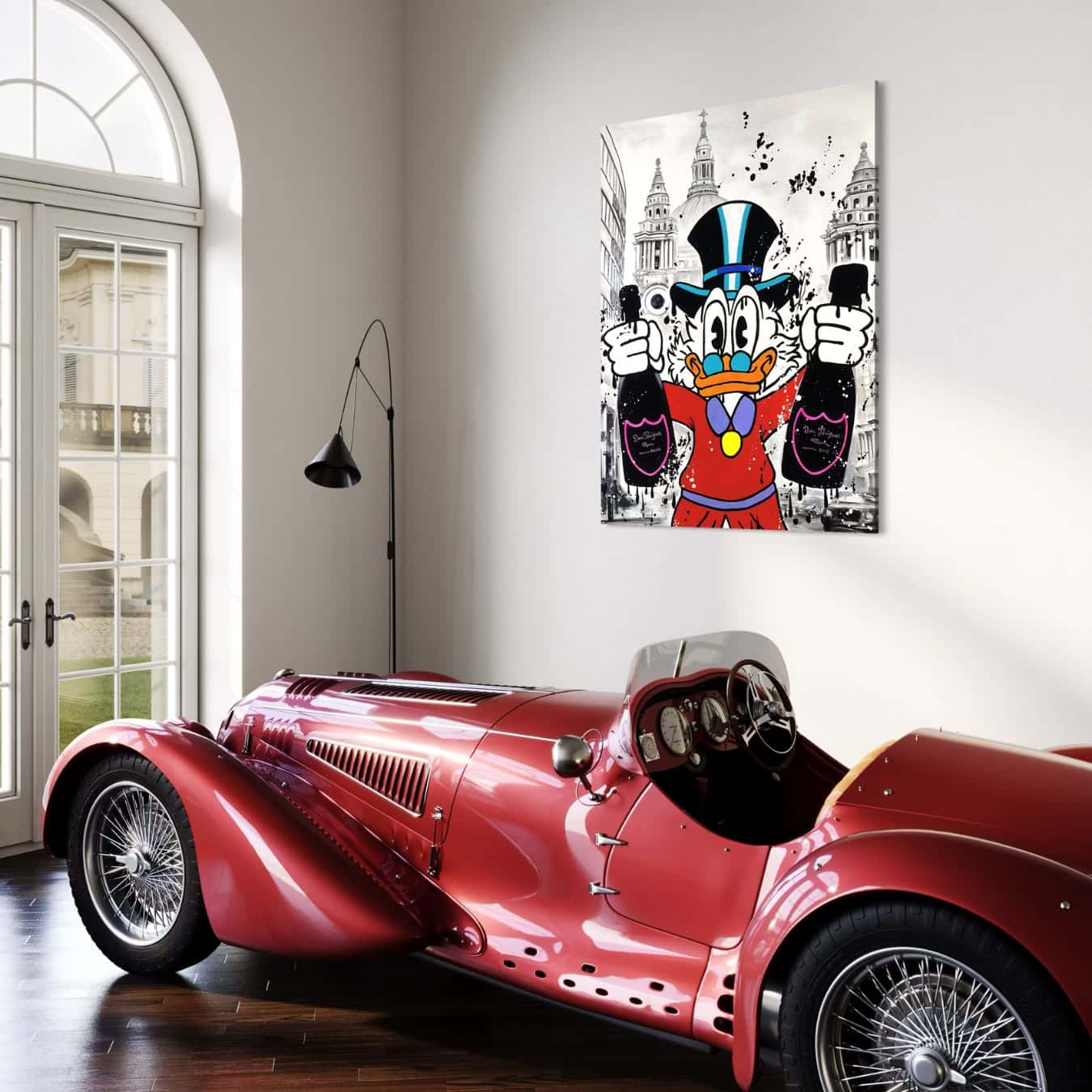 Luxe muurdecoratie met cartoon en klassieke auto in interieur.