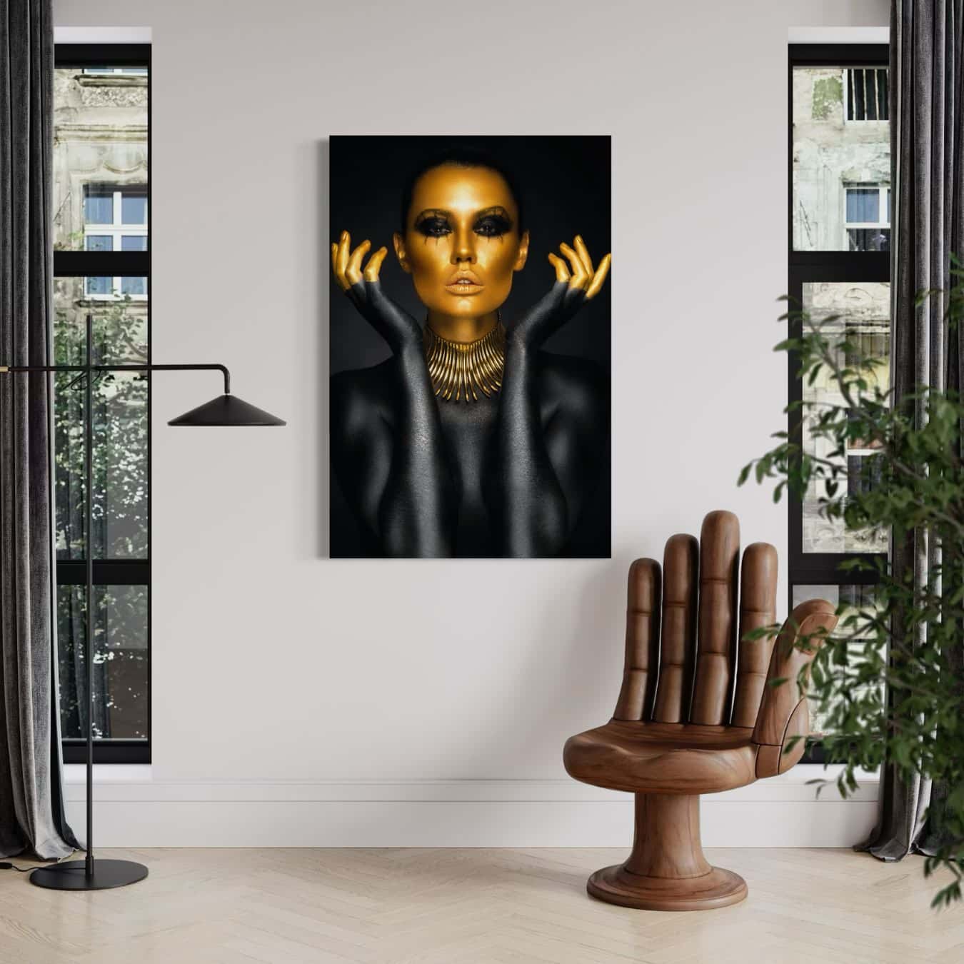 Wanddecoratie met portret van vrouw met gouden make-up en handen.
