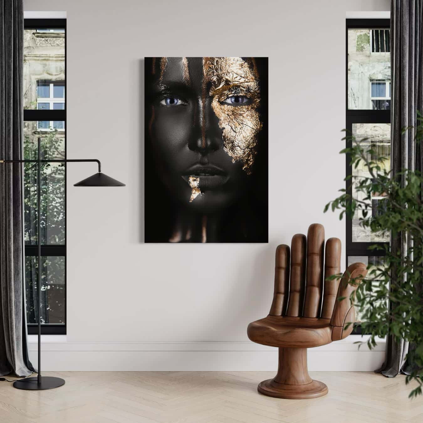 Gouden vrouw op plexiglas als stijlvolle moderne muurdecoratie kunstwerk.