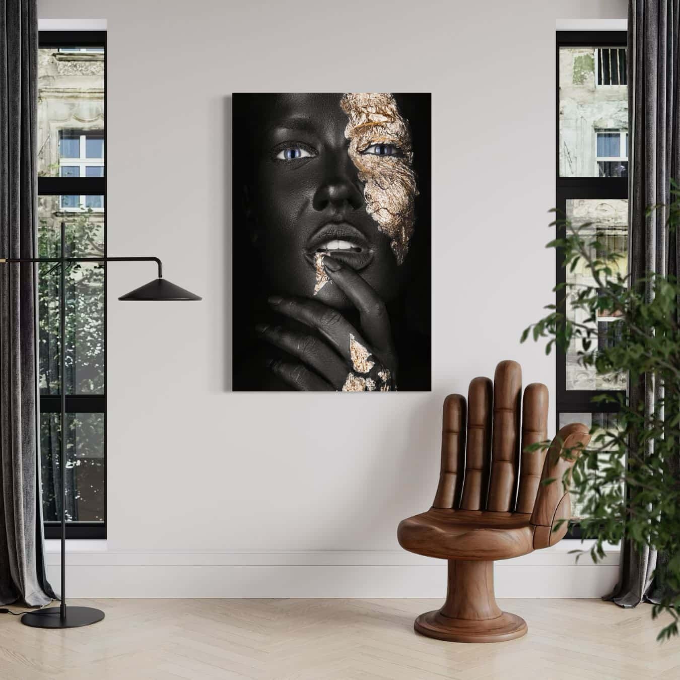 Stijlvolle wanddecoratie van vrouw met gouden details op gezicht.