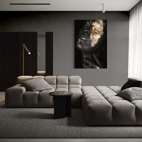 Dibond muurdecoratie met vrouwelijk portret in gouden afwerking stijlvol.