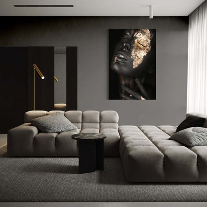 Dibond muurdecoratie met vrouwelijk portret in gouden afwerking stijlvol.