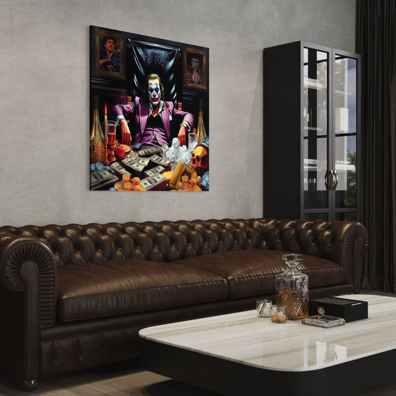 Joker muurdecoratie op plexiglas boven leren bank in luxe woonkamer
