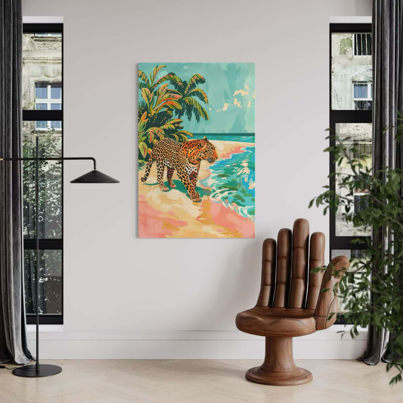 Kunstwerk van een luipaard op het strand, opgehangen in een modern interieur met designstoel 