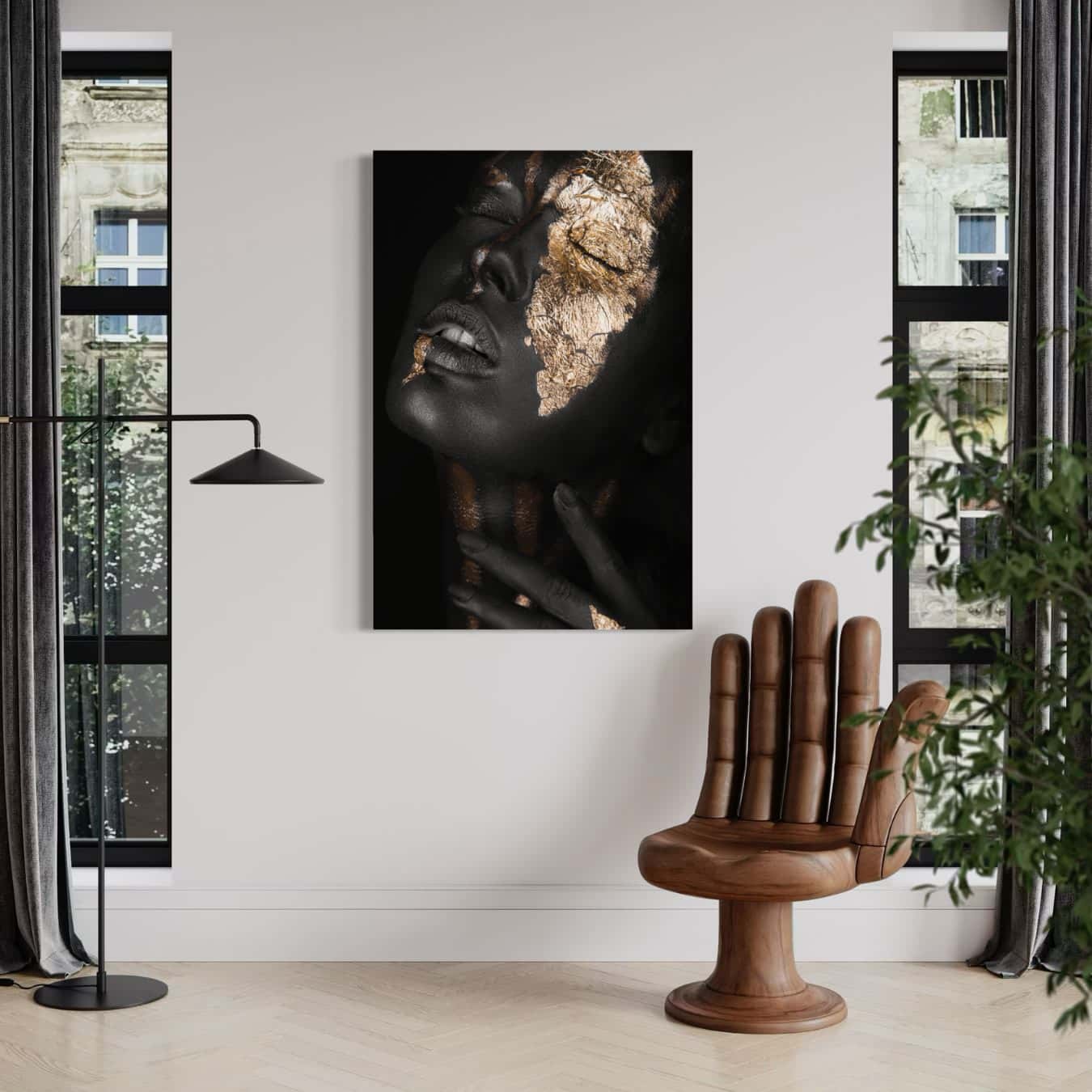 Plexiglas wanddecoratie van gouden vrouw in minimalistisch interieur.