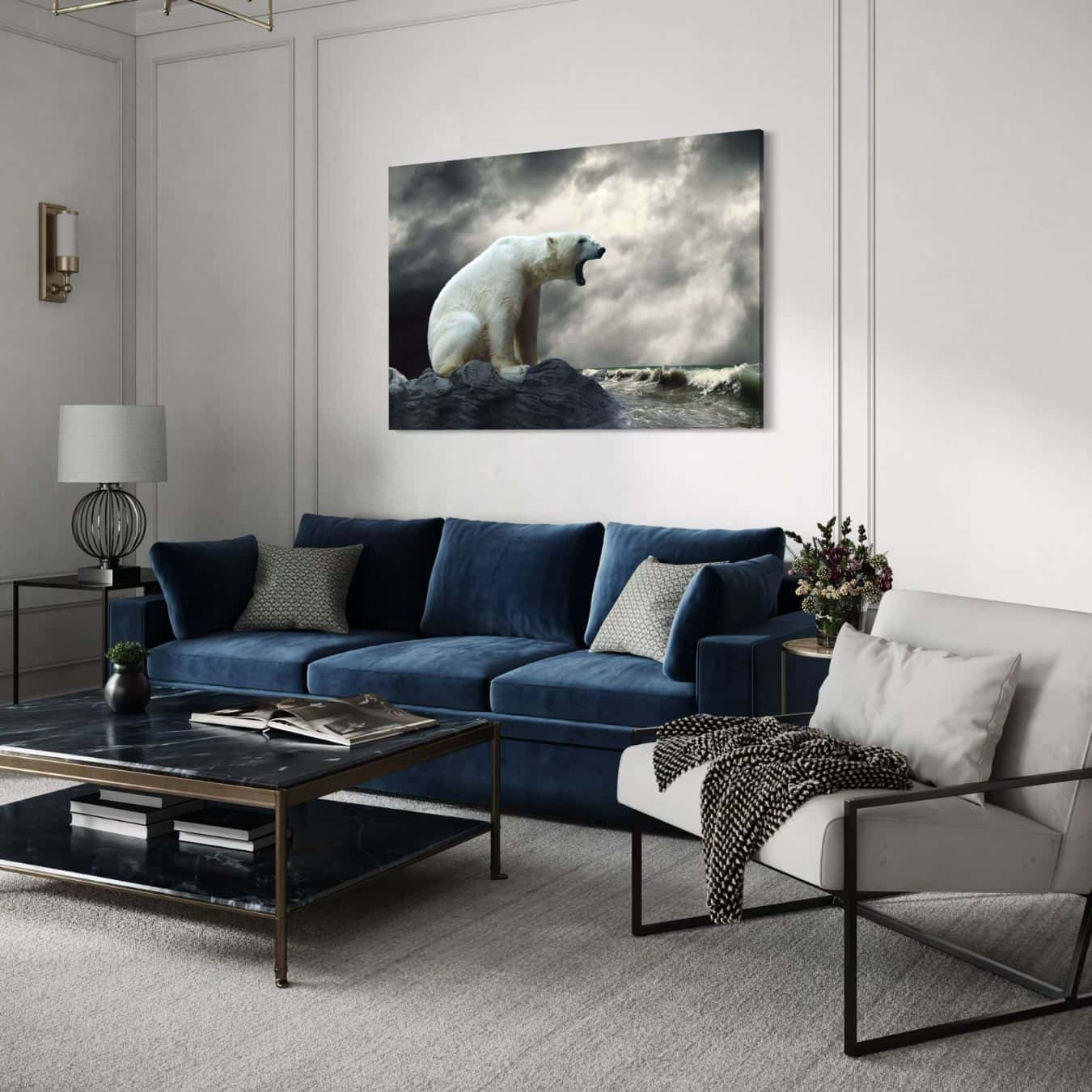Klassieke woonkamer met blauwe bank en schilderij van ijsbeer aan de muur als stijlvolle decoratie