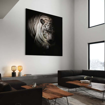Grote moderne woonkamer met hoog plafond en indrukwekkend schilderij van een witte tijger