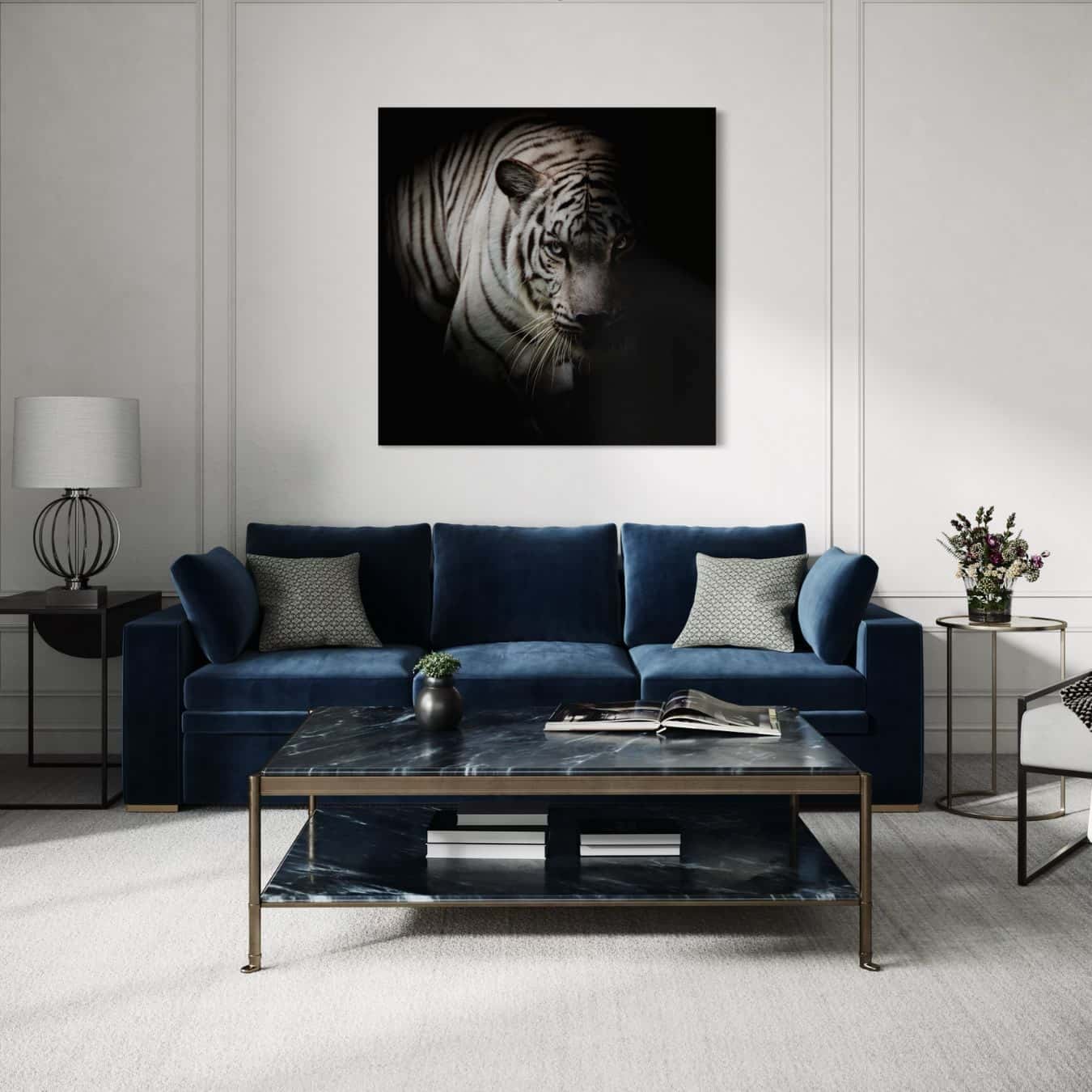 Klassiek ingerichte woonkamer met blauwe bank en groot schilderij van een witte tijger in het donker.