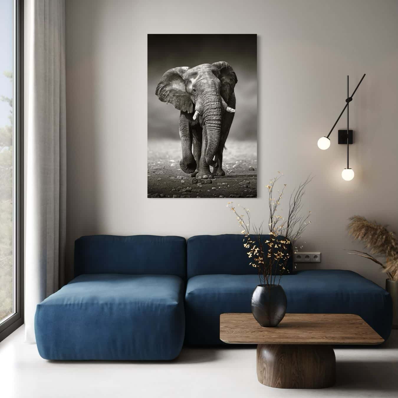 Moderne woonkamer met blauwe hoekbank en indrukwekkend zwart-wit schilderij 