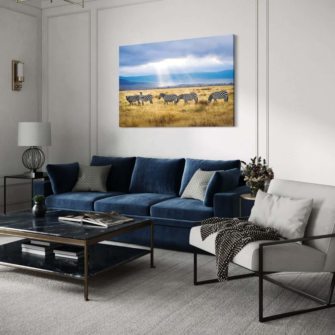 Canvas muurdecoratie van zebra's op een uitgestrekte savanne boven een moderne zithoek