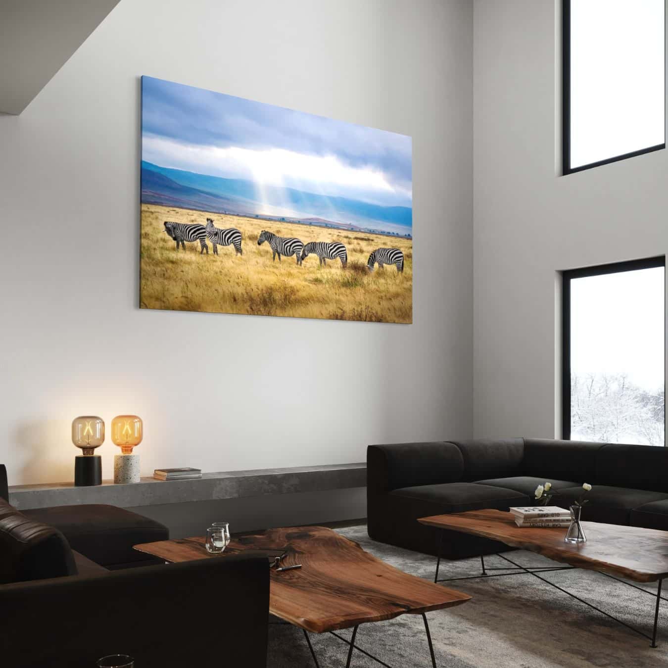 Wanddecoratie van zebra's onder dramatische lichtstralen, opgehangen aan een hoge witte muur