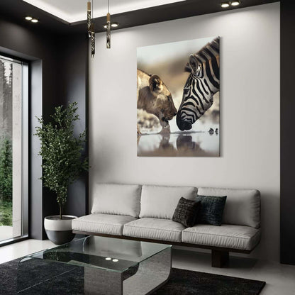Muurdecoratie met zebra en leeuwin als natuurkunst in licht interieur.