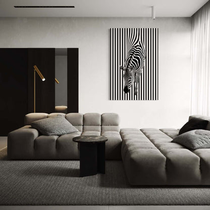 Zebra schilderij met verticale strepen in modern interieur met minimalistisch bankstel