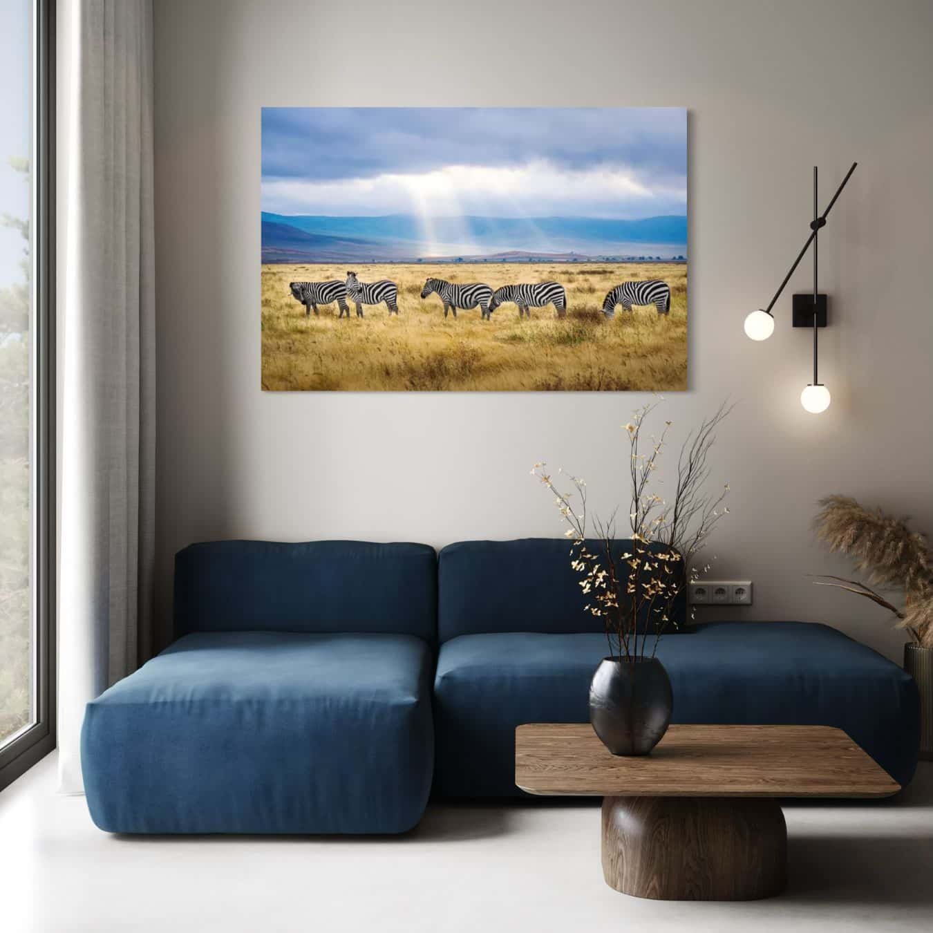 Moderne muurdecoratie met zebra's op een savanne, sfeervol boven een design zithoek