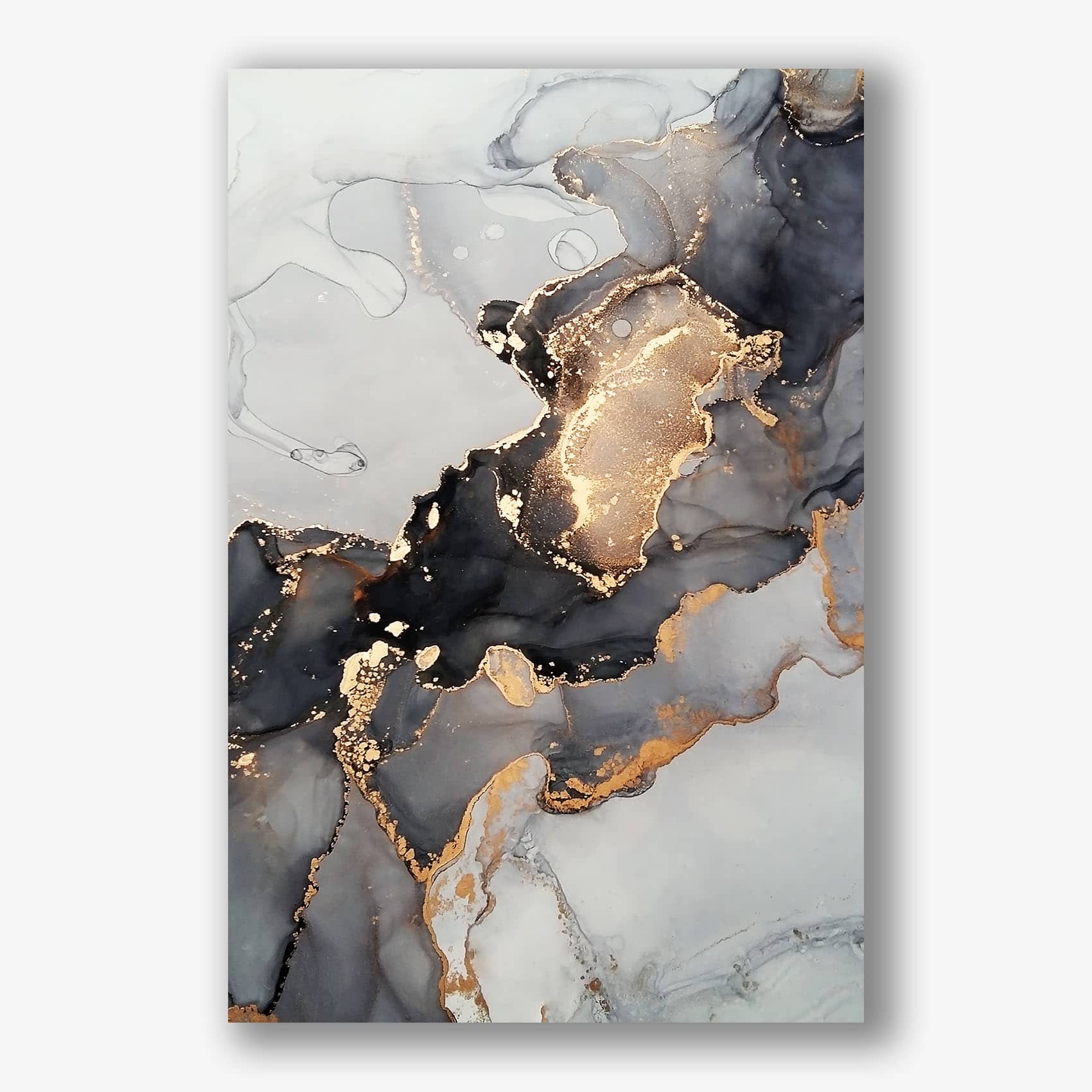 Close-up van een abstract schilderij met zwarte, gouden en grijze marmertexturen.